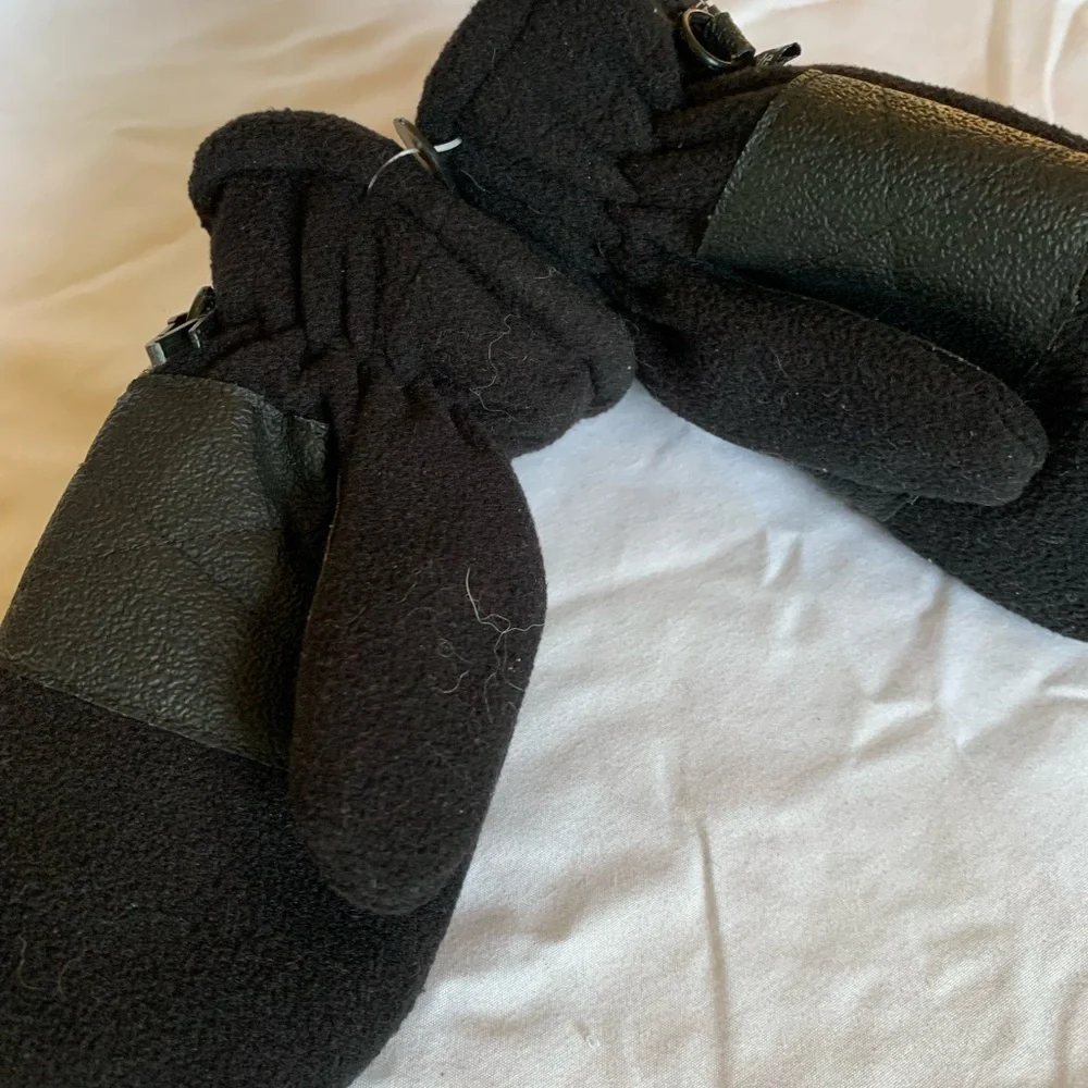 Kids Black Thinsulate Mittens with Green Bay Logo